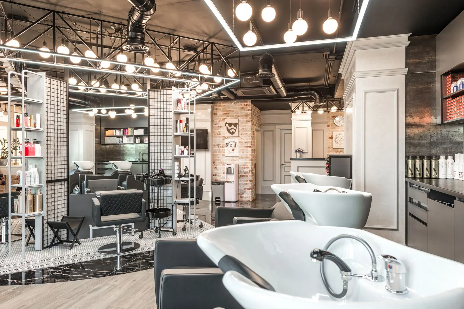 Fauteuils et bacs à shampoing du salon dans un intérieur spacieux